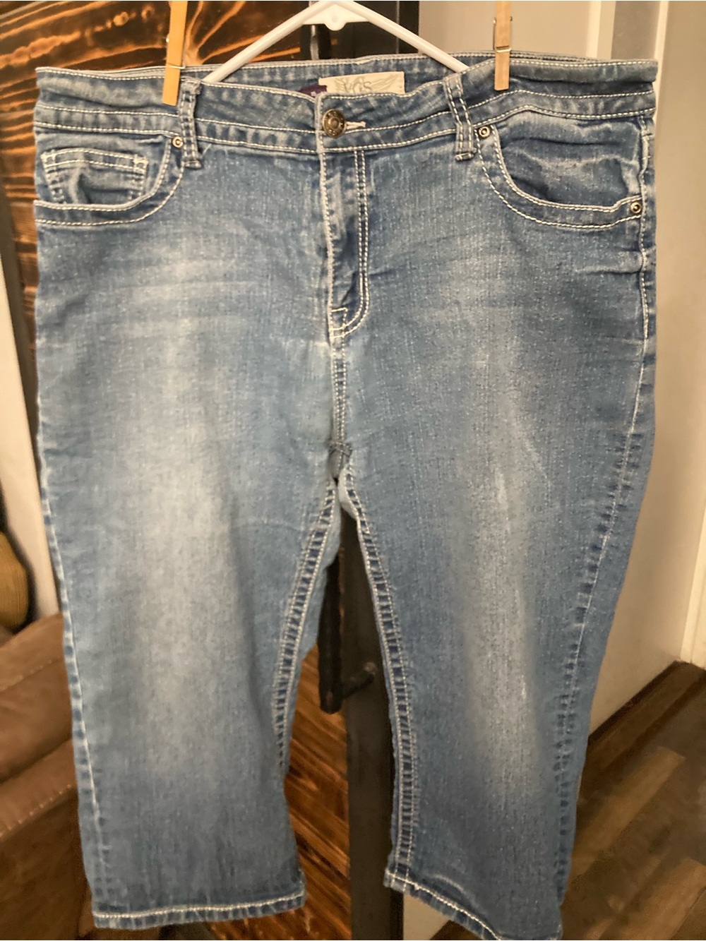 Womanโs Capriโs Size 16